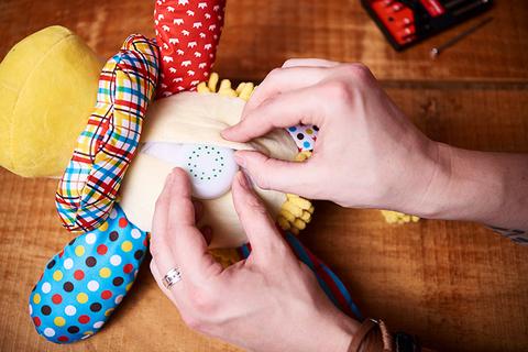 wee believers louie the lamb battery replacement operation